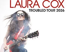 Laura Cox mit E-Gitarre und Sonnenbrille kündigt ihre "Troubled Tour 2026" an.