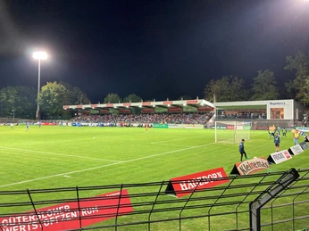 Fußballspiel im Heidewald bei Flutlicht