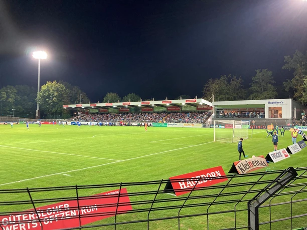 Fußballspiel im Heidewald bei Flutlicht
