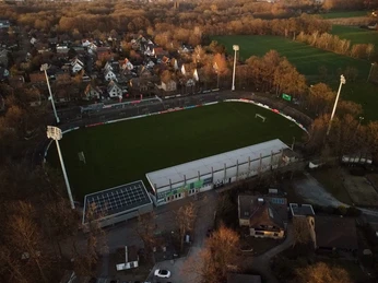 Aufnahme einer Drohne: das Heidewaldstadion im Abendlicht