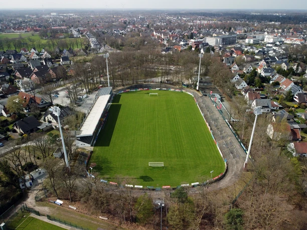 Blick von oben auf das Spielfeld des Heidewaldstadions