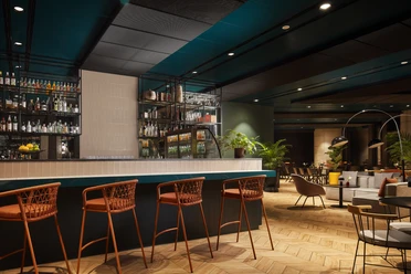 Oaks Bar NH Collection Frankfurt Spin Tower Bar mit Tresen und orangefarbenen Hockern im NH Collection