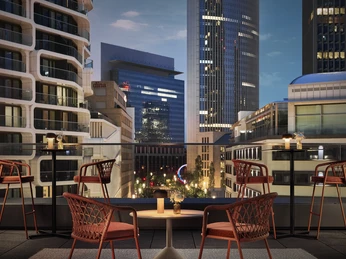 Oaks Bar NH Collection Frankfurt Spin Tower Terrasse mit Sitzgruppe, Skyline Frankfurt am AbendTerrace seating with Frankfurt skyline at dusk