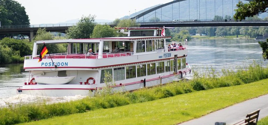 Poseidon.jpg Zu sehen ist das Schiff Poseidon auf der Weser. Im Hintergrund sieht man die Weserbrücke und das Kaiser-Wilhelm Denkmal.
