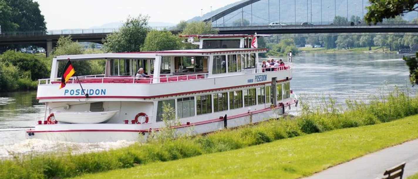 Poseidon.jpg Zu sehen ist das Schiff Poseidon auf der Weser. Im Hintergrund sieht man die Weserbrücke und das Kaiser-Wilhelm Denkmal.
