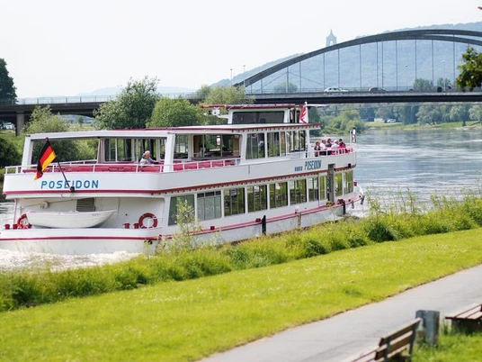 Poseidon.jpg Zu sehen ist das Schiff Poseidon auf der Weser. Im Hintergrund sieht man die Weserbrücke und das Kaiser-Wilhelm Denkmal.