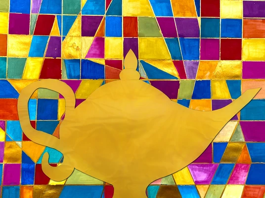 Aladin.jpg Im Vordergrund ist die Wunderlampe abgebildet, der Hintergrund besteht aus Mosaik