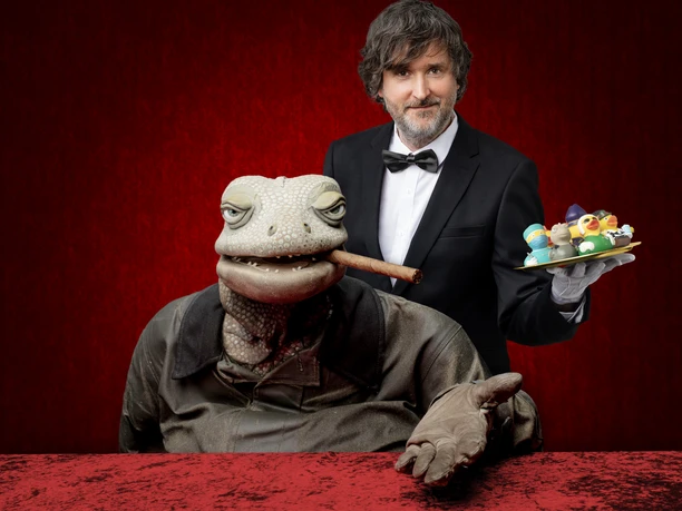 MICHAEL HATZIUS.jpg Das Bild zeigt Michael Hatzius mit einer seiner Figuren (eine Schildkröte).