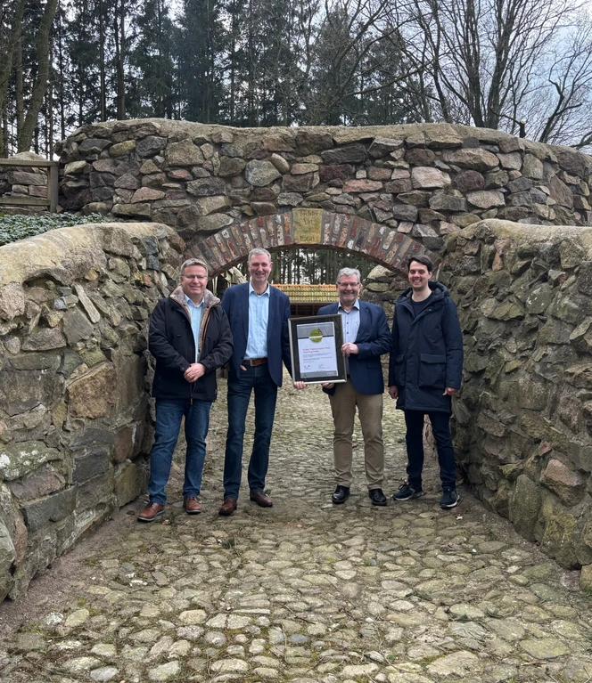 Urkundenübergabe Prähistorischer Pfad.jpg