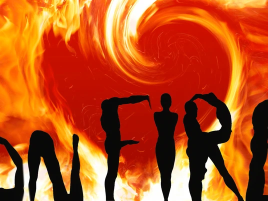 Moving Shadows - On Fire.png Der Hintergrund des Bildes ähnelt Feuer. Im Vordergrund ist in schwarzer Schrift "On Fire" zu lesen
