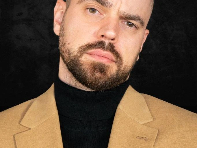 Nikita Miller - Es war einmal im Nirgendwo.jpg Das Bild zeigt einen Mann.