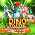 Bunte Dinosaurier in Kostümen posieren vor einer Bühne für das interaktive Kindermusical "Dino Tastic".