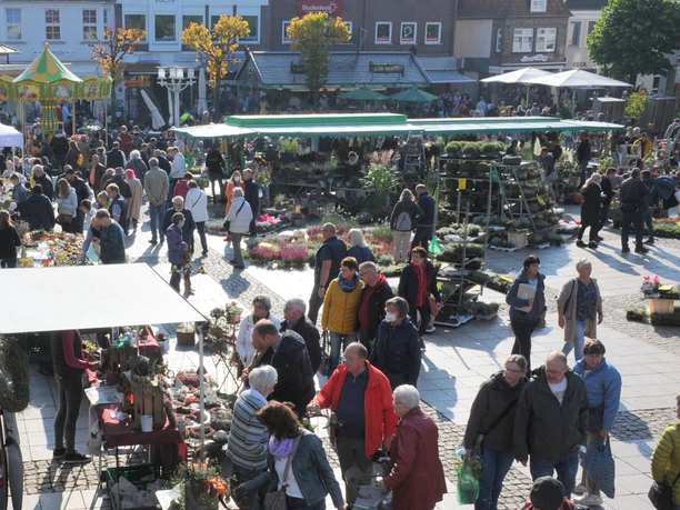 Heidemarkt Aurich mit verkaufsoffenem Sonntag_1290 heller.JPG