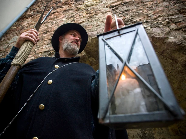 Stadtführer in Osnabrück im Gewand eines Nachtwächters