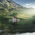SUP Yoga sur le lac de Bettmer Frau übt SUP Yoga Bettmersee im Sommer auf einem ruhigen Bergsee umgeben von grünen Hängen und alpiner LandschaftWoman practicing SUP Yoga Bettmersee in summer on a quiet mountain lake surrounded by green slopes and alpine sceneryUne femme pratique le SUP Yoga Bettmersee en été sur un lac de montagne tranquille entouré de pentes vertes et de paysages alpins.