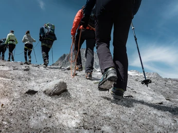 Aufstieg über den Gletscherhang Gruppe auf 2-Tage-Gletschertour Aletschgletscher steigt ausgerüstet mit Steigeisen und Seilen den eisigen Hang hinaufGroup on 2-day glacier tour Aletsch Glacier climbs up the icy slope equipped with crampons and ropesUn groupe en excursion de 2 jours sur le glacier d'Aletsch gravit la pente glacée, équipé de crampons et de cordes.