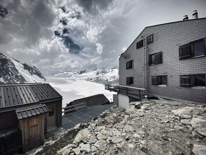 Cabane Konkordia avec vue sur le glacier d'Aletsch Blick von der Konkordiahütte auf die 2-Tage-Gletschertour Aletschgletscher mit eindrucksvoller Gletscherfläche im SommerView from the Konkordiahütte of the 2-day Aletsch Glacier tour with impressive glacier surface in summerVue de la cabane Konkordia sur le tour de 2 jours du glacier d'Aletsch avec une surface glaciaire impressionnante en été