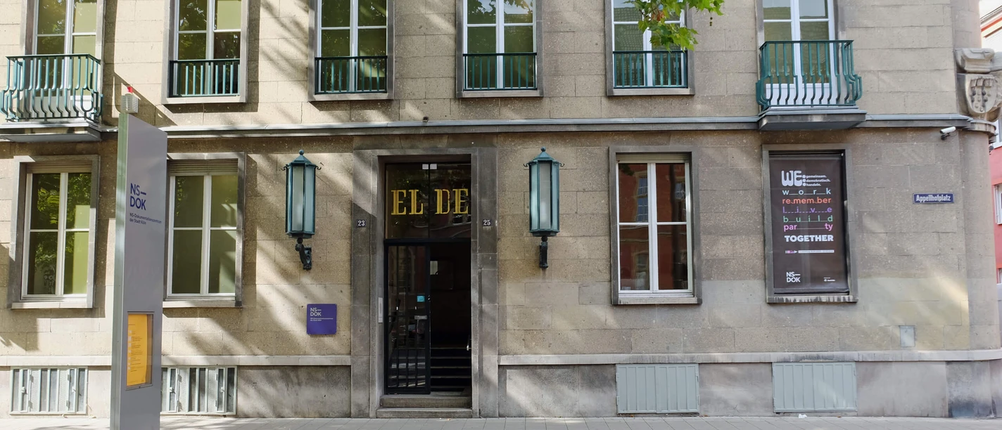 EL-DE-Haus in Köln Fassade des EL-DE-Hauses in Köln mit einem Eingangsportal und Informationstafeln.