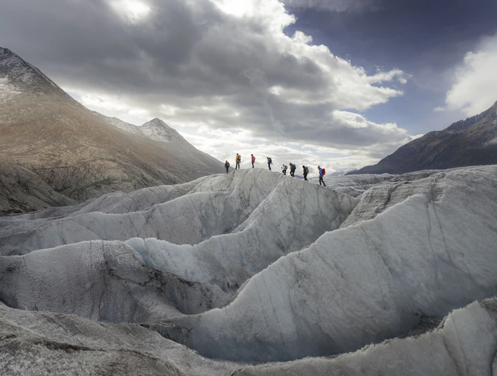 Seilschaft auf dem Aletschgletscher Teilnehmer der Aletschgletscher Rundtour überqueren gesichert die zerklüfteten Eisformationen auf dem Grossen AletschgletscherParticipants on the Aletsch Glacier round tour cross the jagged ice formations on the Great Aletsch Glacier in safetyLes participants au circuit du glacier d'Aletsch traversent en toute sécurité les formations de glace déchiquetées du grand glacier d'Aletsch.