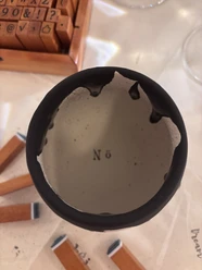 Keramik bemalen Round ceramic bowl with irregular black rim and the inscription 'N 6' in the center