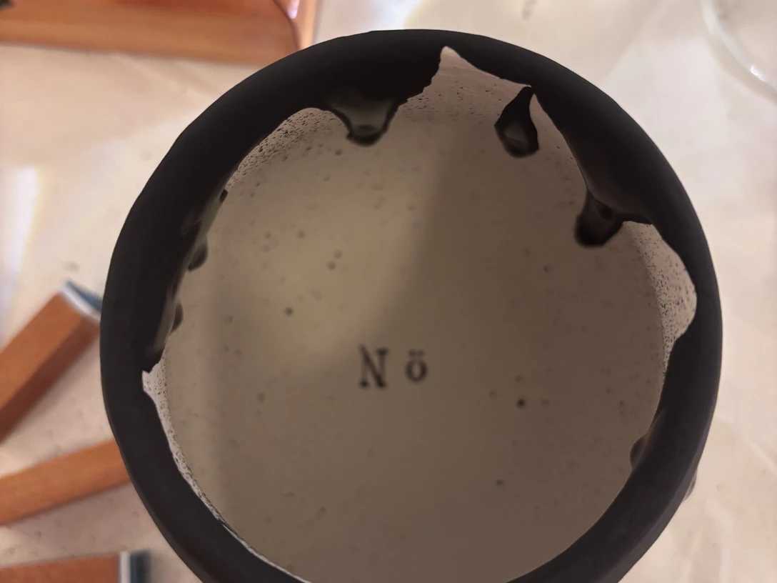 Keramik bemalen Runde Keramikschale mit unregelmäßig schwarzem Rand und der Aufschrift 'N 6' in der Mitte