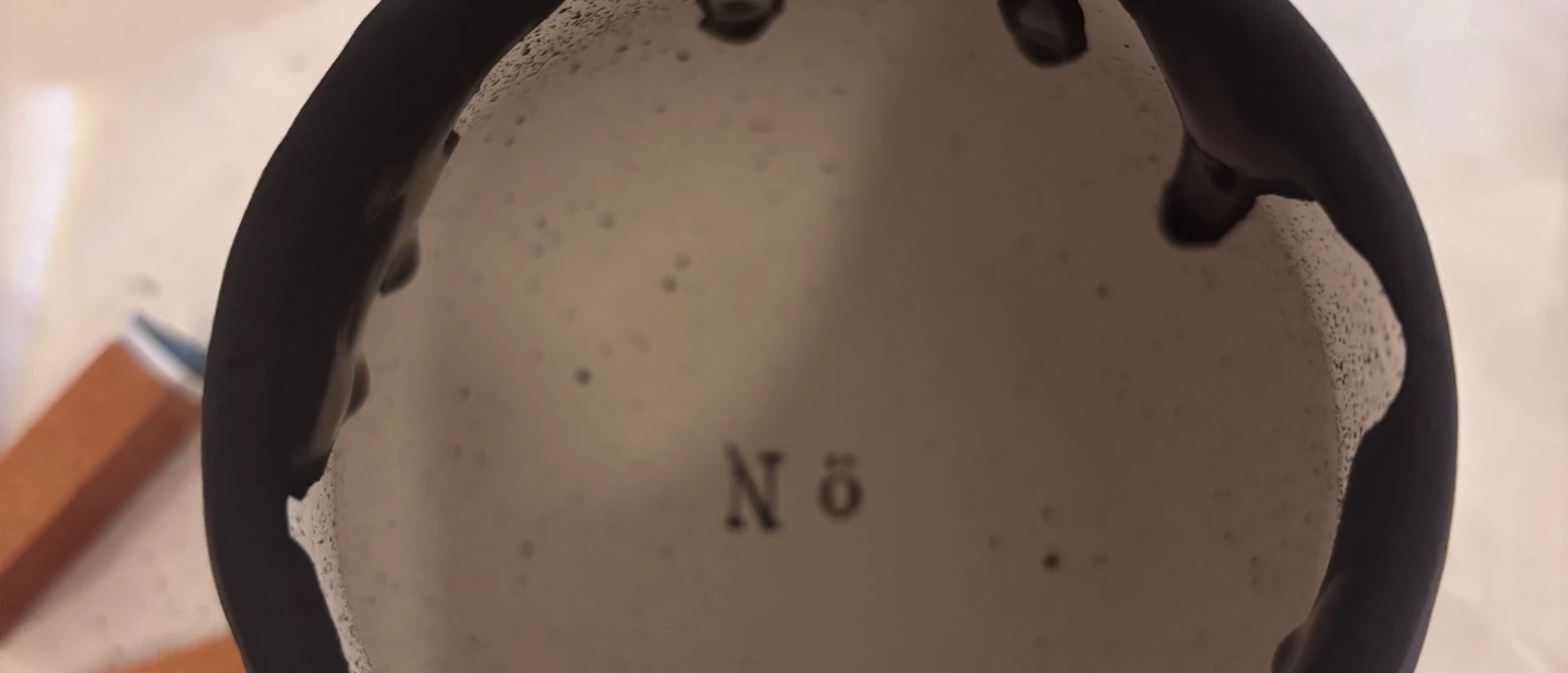 Keramik bemalen Runde Keramikschale mit unregelmäßig schwarzem Rand und der Aufschrift 'N 6' in der Mitte