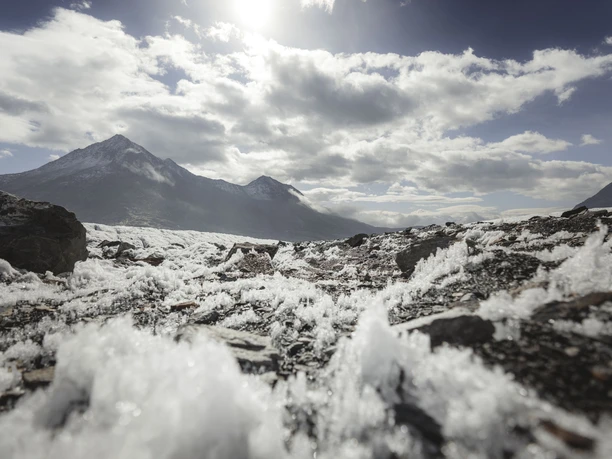 Fascination de la glace et du paysage Le tour du glacier d'Aletsch, inscrit à l'UNESCO, mène à travers des formations de glace et des éboulis avec vue sur les sommets environnants en Valais.
