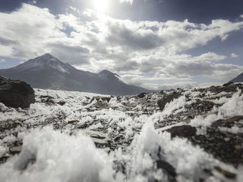 The fascination of ice and landscape UNESCO Gletschertour Aletsch führt durch Eisformationen und Geröll mit Blick auf umliegende Gipfel im WallisUNESCO Aletsch Glacier Tour leads through ice formations and scree with views of the surrounding peaks in ValaisLe tour du glacier d'Aletsch, inscrit à l'UNESCO, mène à travers des formations de glace et des éboulis avec vue sur les sommets environnants en Valais.