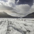 Groupe en route sur le glacier Teilnehmer der UNESCO Gletschertour Aletsch bewegen sich in Seilschaft über die weiten Eisfelder des AletschgletschersParticipants on the UNESCO Aletsch Glacier Tour move across the vast ice fields of the Aletsch Glacier in rope teamsLes participants au tour du glacier d'Aletsch de l'UNESCO se déplacent en cordée sur les vastes champs de glace du glacier d'Aletsch.