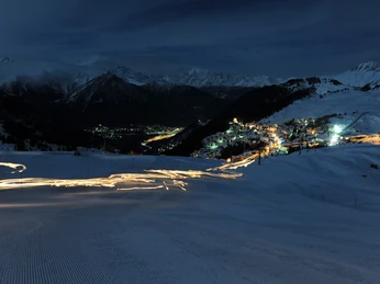 Nachtaufnahme Bettmeralp mit Lichterspur Lichterspuren auf der Skipiste bei der Bettmeralp im Winter während des Mondscheinessen Aletsch ArenaTrails of light on the ski slope at Bettmeralp in winter during the Aletsch Arena moonlight dinnerTraces lumineuses sur la piste de ski près de Bettmeralp en hiver pendant le dîner au clair de lune Aletsch Arena