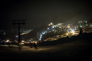 Fackelabfahrt mit Aussicht auf Bettmeralp Skifahrer fahren mit Fackeln bei Nacht ins Tal während des Mondscheinessen Aletsch Arena bei der Bettmeralp
