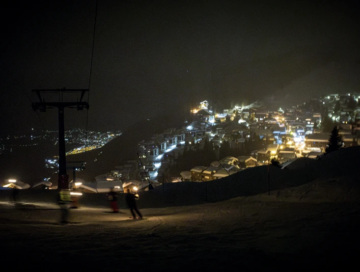 Fackelabfahrt mit Aussicht auf Bettmeralp Skifahrer fahren mit Fackeln bei Nacht ins Tal während des Mondscheinessen Aletsch Arena bei der BettmeralpSkiers ski down into the valley with torches at night during the Aletsch Arena moonlight dinner at BettmeralpLes skieurs descendent dans la vallée de nuit avec des torches pendant le dîner au clair de lune Aletsch Arena près de Bettmeralp