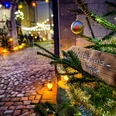 Adventsmarkt_Packhof_2024-1(1).jpg Einzigartig illuminierter Adventsmarkt mit Weg aus Kopfsteinpflaster, festliche Dekoration durch Tannenzweige und Lichterketten.