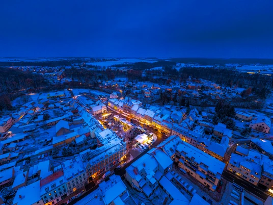 Weihnachtsmarkt-Frohburg-Marktplatz-Abend-Drohnenansicht-Advent-Region-Leipzig-Luftflug-leipzig-travel.jpg Der Weihnachtsmarkt in Frohburg, aufgenommen bei Abenddämmerung, erstrahlt von oben in festlichem Glanz.