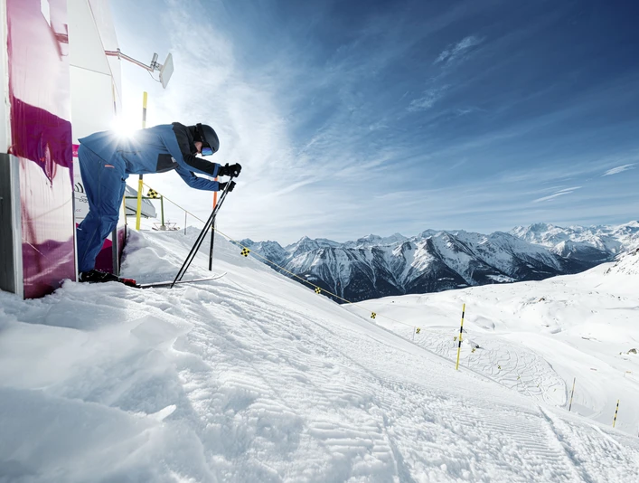 Skifahrer am Start der Speedstrecke Skifahrer in Rennposition startet an der Speedstrecke der Fiescheralp während der Glacier Challenge Skiline Aletsch ArenaSkier in racing position starts on the Fiescheralp speed course during the Glacier Challenge Skiline Aletsch ArenaUn skieur en position de course démarre sur le parcours de vitesse de Fiescheralp pendant le Glacier Challenge Skiline Aletsch Arena