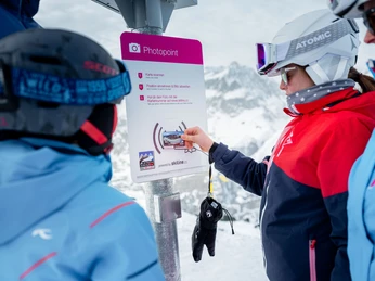 Skiline photo point Eggishorn Skifahrerin scannt ihre Karte am Fotopoint beim Eggishorn während der Glacier Challenge Skiline Aletsch ArenaSkier scans her card at the photo point at Eggishorn during the Glacier Challenge Skiline Aletsch ArenaUne skieuse scanne sa carte au point photo de l'Eggishorn pendant le Glacier Challenge Skiline Aletsch Arena