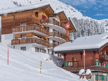 Aussenansicht mit Moosfluh Aletschgletscher Bahn