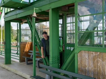 Fährmann auf der Schwebefähre