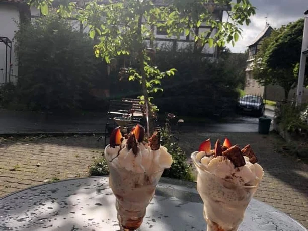 ebelings_bauernhofeis_eis_Eisbecher.jpg