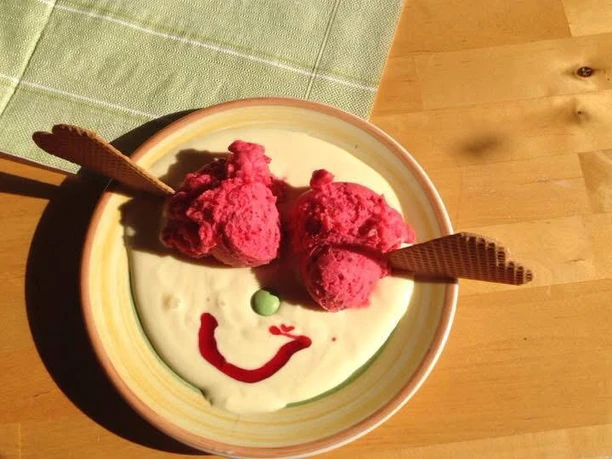 ebelings_bauernhofeis_Eisbecher.jpg
