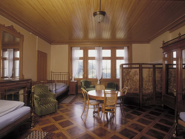 Chambres d'hôtes de la Villa Cassel dans le style historique Chambre d'hôtes aménagée de manière historique avec des meubles anciens dans la Villa Cassel pendant l'histoire de la Villa Cassel Aletschwald