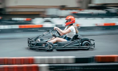 Frau im Kart im Kart- und Bowlingcenter Willingen Frau im Kart im Kart- und Bowlingcenter Willingen