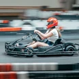 Frau im Kart im Kart- und Bowlingcenter Willingen Frau im Kart im Kart- und Bowlingcenter Willingen