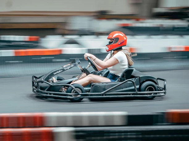 Frau im Kart im Kart- und Bowlingcenter Willingen Frau im Kart im Kart- und Bowlingcenter Willingen