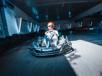 Mann im Kart im Kart- und Bowlingcenter Willingen Mann im Kart im Kart- und Bowlingcenter Willingen