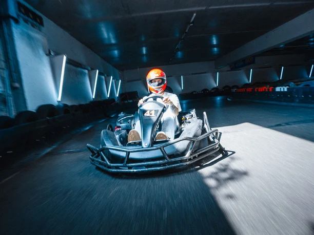 Mann im Kart im Kart- und Bowlingcenter Willingen Mann im Kart im Kart- und Bowlingcenter Willingen