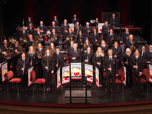 Musikzug der Freiwilligen Feuerwehr Minden.jpg Das Bild zeigt den Musikzug der Freiwilligen Feuerwehr Minden im Stadttheater Minden