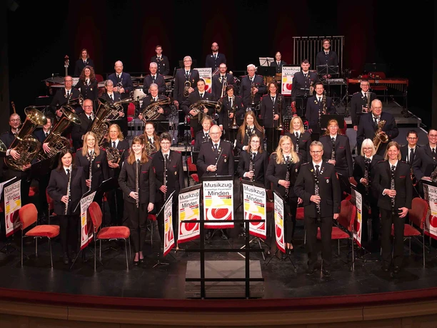Musikzug der Freiwilligen Feuerwehr Minden.jpg Das Bild zeigt den Musikzug der Freiwilligen Feuerwehr Minden im Stadttheater Minden