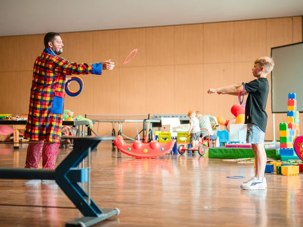 Mitmachzirkus mit Clown und Ringen in Willingen Mitmachzirkus mit Clown und Ringen in Willingen