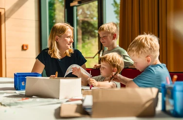 Familie beim Malen im Kinder-Eldorado Willingen Familie beim Malen im Kinder-Eldorado Willingen